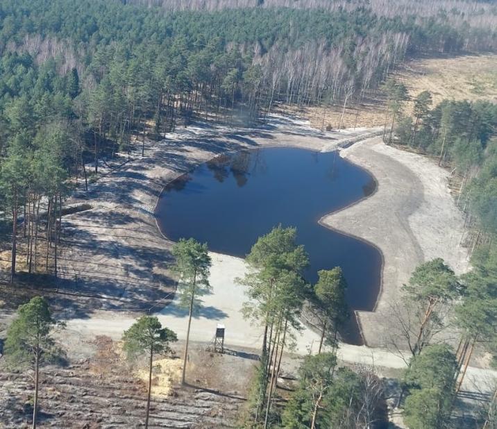 Zdjęcie&#x20;przedstawia&#x20;widok&#x20;&#x22;z&#x20;lotu&#x20;ptaka&#x22;&#x20;na&#x20;zbudowany&#x20;w&#x20;ramach&#x20;projektu&#x20;zbiornik&#x20;retencyjny&#x20;&#x22;Zajączek&#x22;